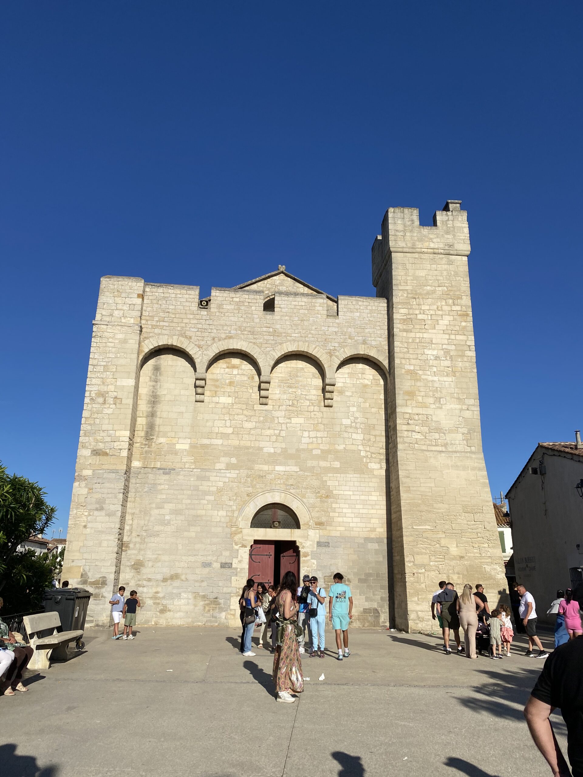 Iglesia de Saintes-Maries-de-la-Mer en la Camarga francesa